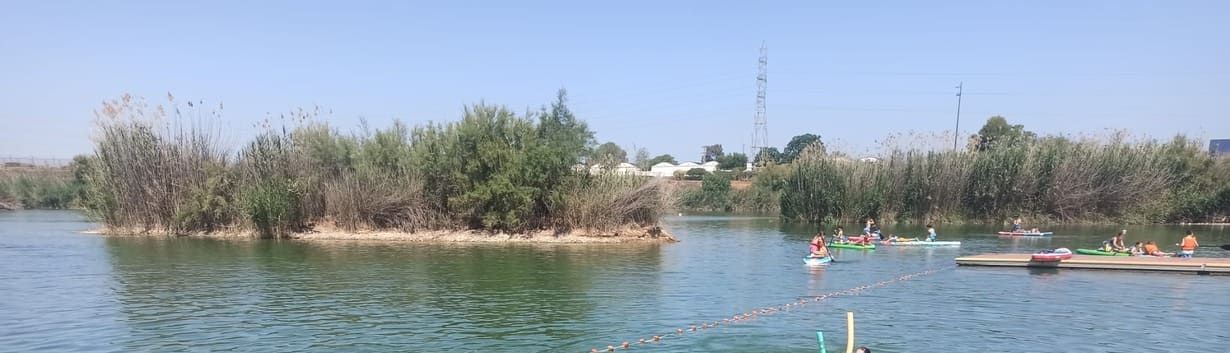 Un gran cuerpo de agua con una pequeña isla en el medio.