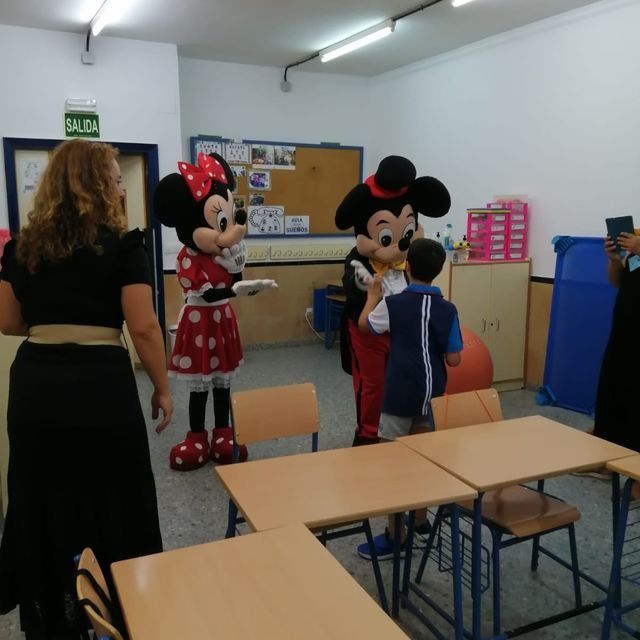 Mascotas de Mickey Mouse y Minnie Mouse en un aula