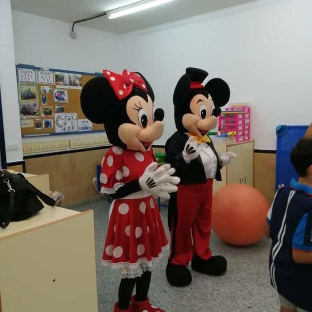 Las mascotas de Minnie Mouse y Mickey Mouse están una al lado de la otra.