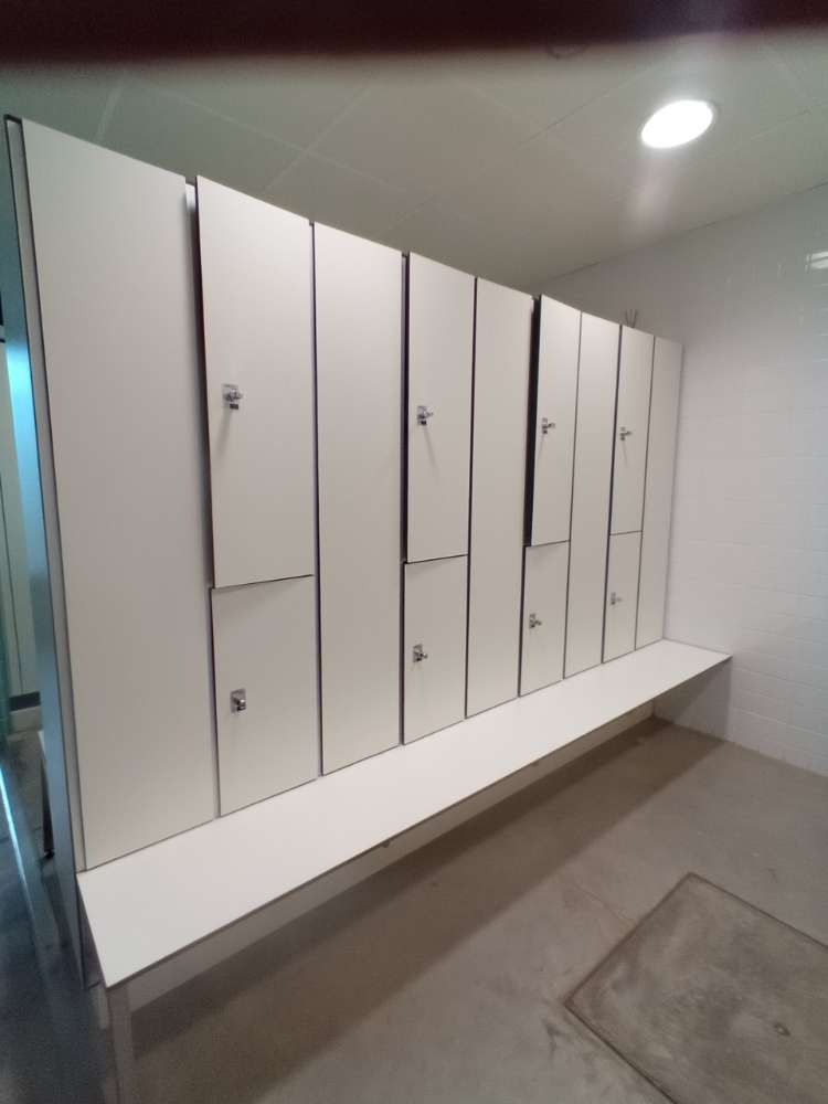 Una fila de casilleros blancos en un vestuario