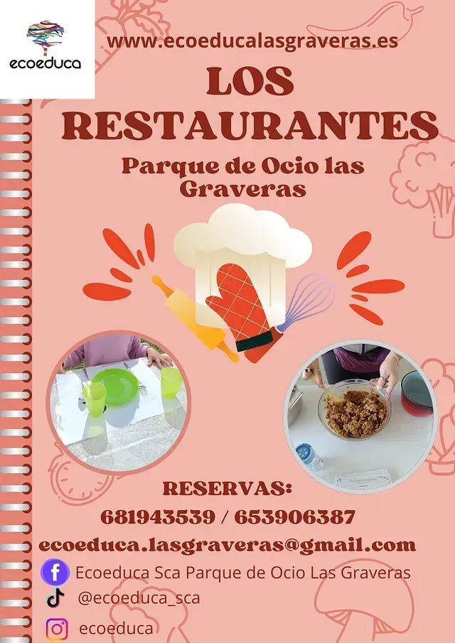 Un cuaderno de espiral de color rosa con un gorro de chef y un guante de horno encima.