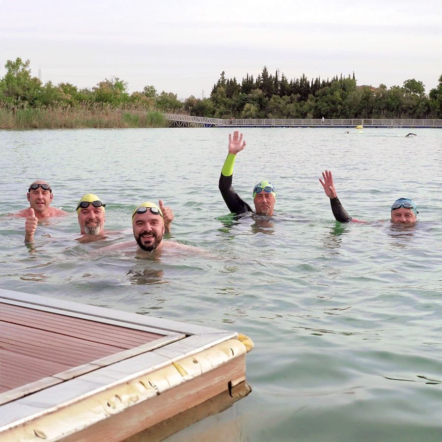 Un grupo de hombres está nadando en un lago