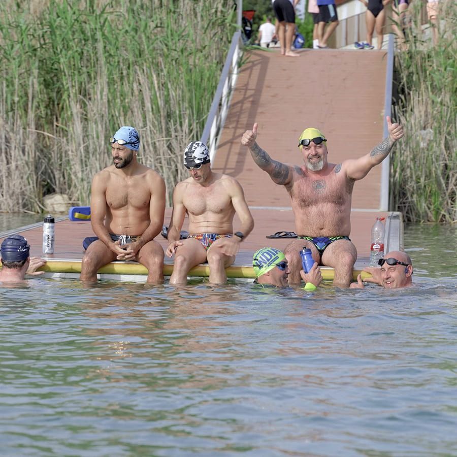 Un grupo de hombres está sentado en una balsa en el agua.