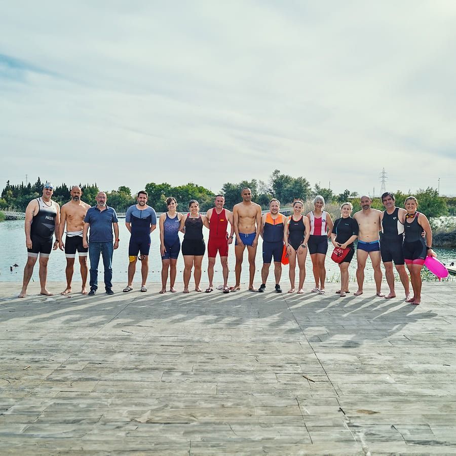 Un grupo de personas posa para una fotografía en un muelle.