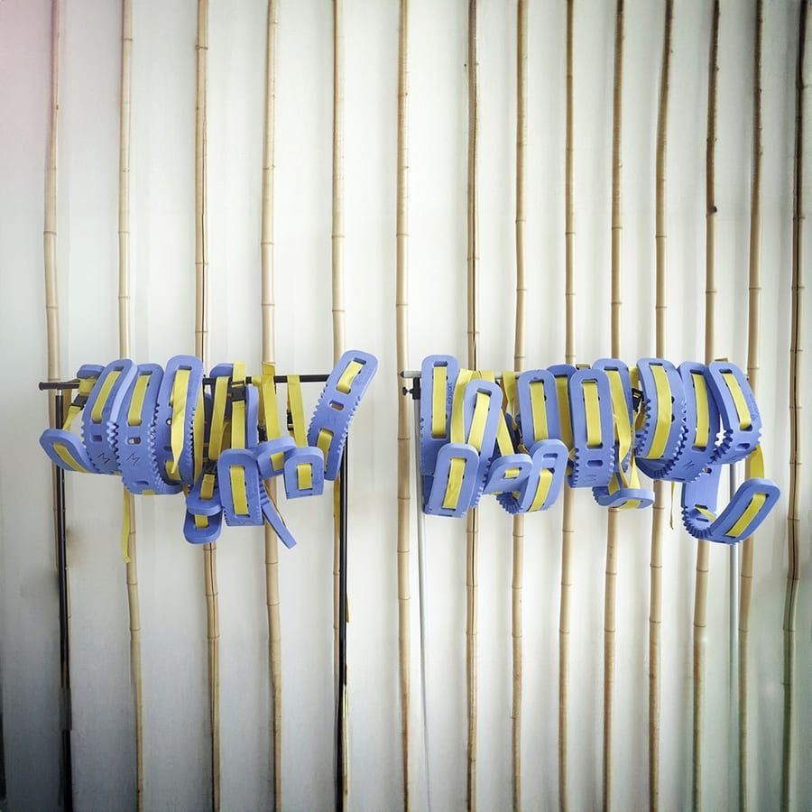 Un montón de pinzas de ropa azules y amarillas colgadas en un tendedero.