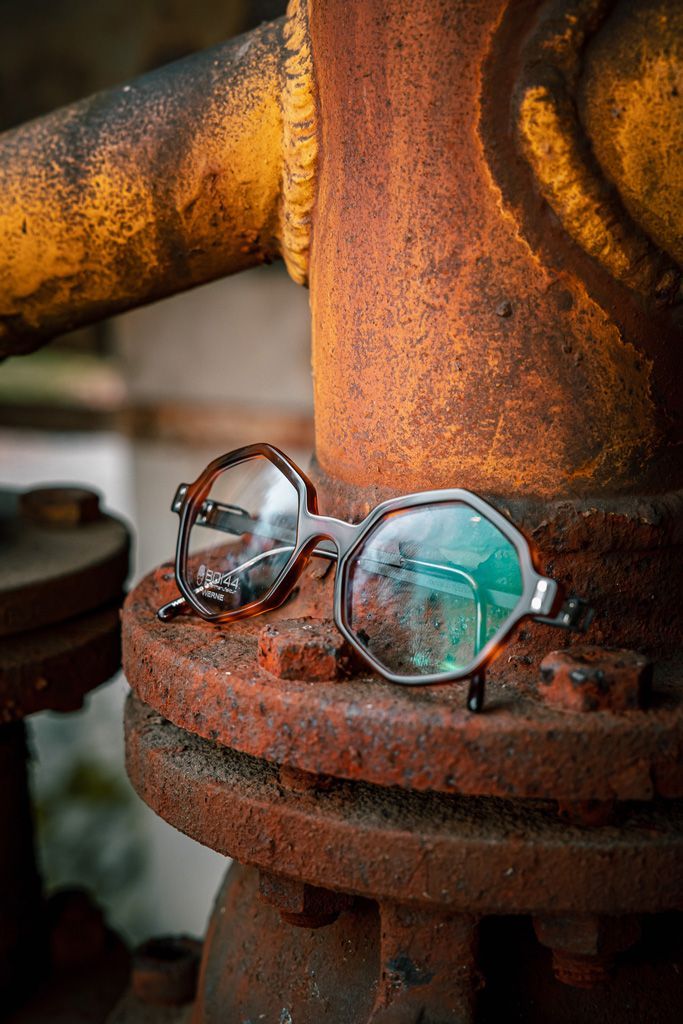 Eine Brille auf einem rostigen Rohr.