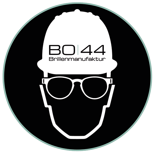 Ein Mann mit Schutzhelm und Brille steht in einem Kreis.