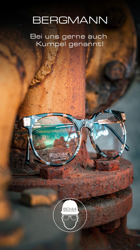 Eine Brille auf einem rostigen Rohr.