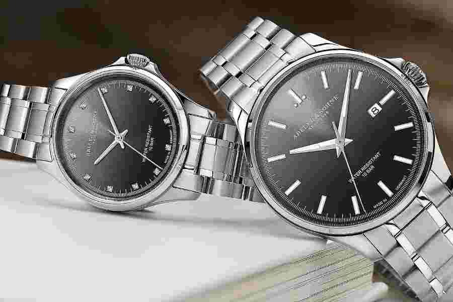 Zwei Uhren liegen nebeneinander auf einem Tisch.