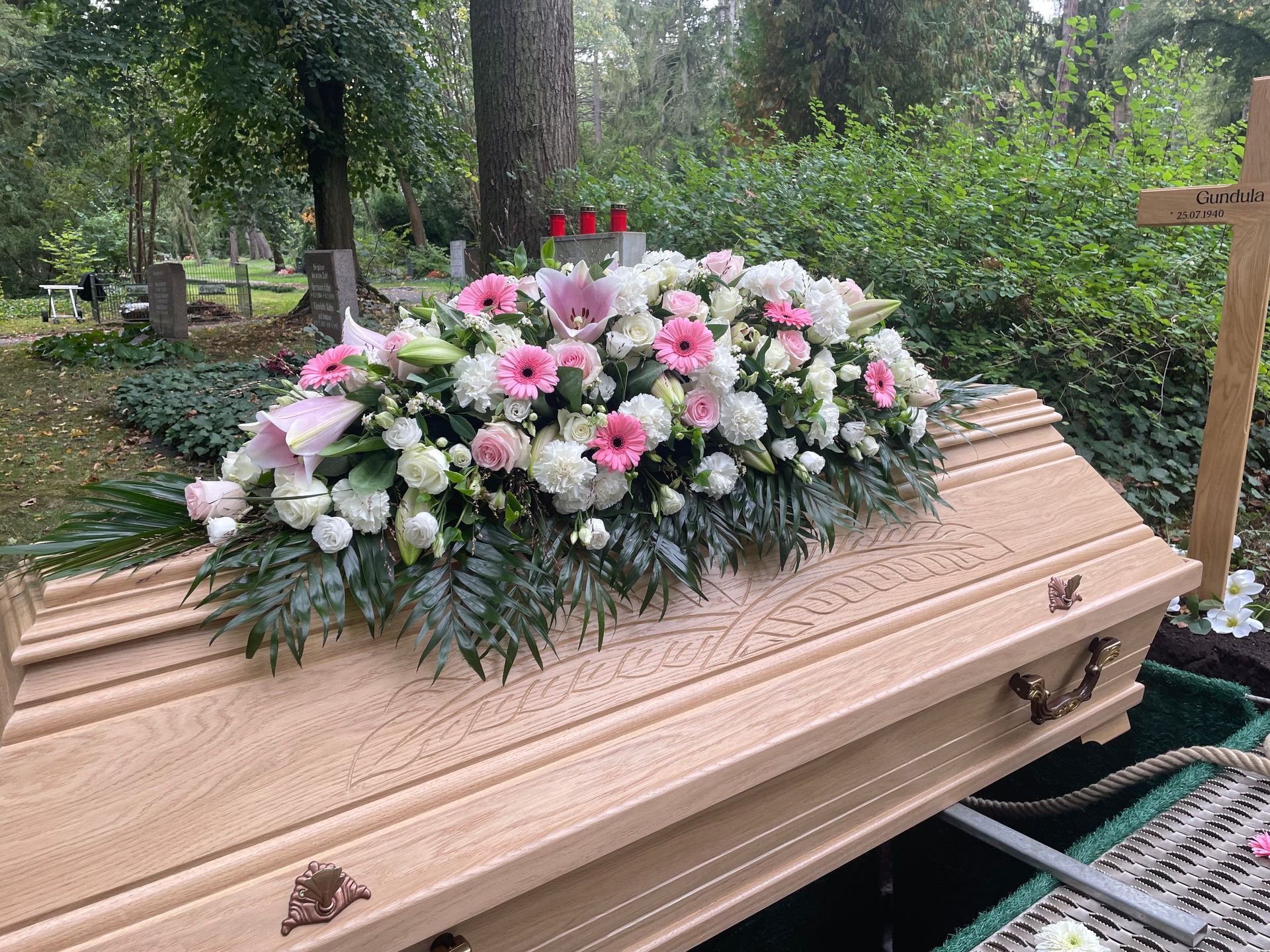 Sarg mit Blumenkranz