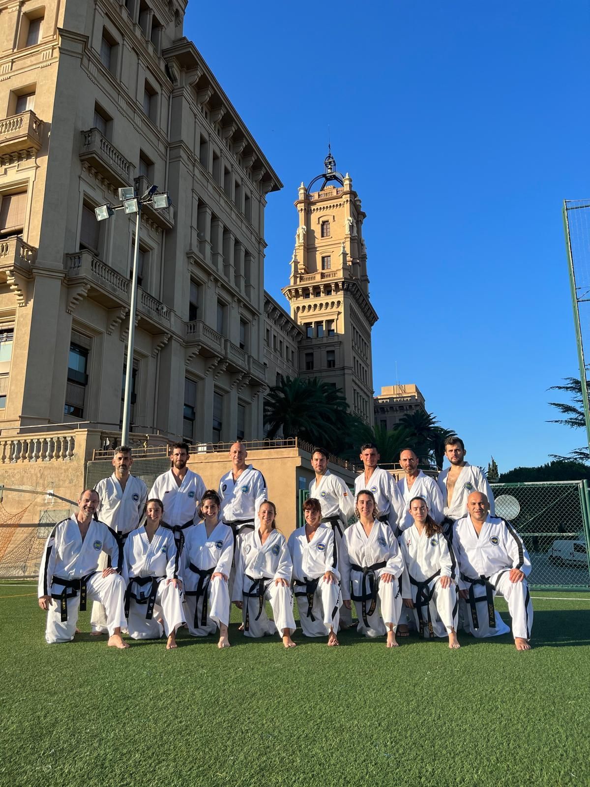 Un grupo de personas posa para una fotografía frente a un edificio.