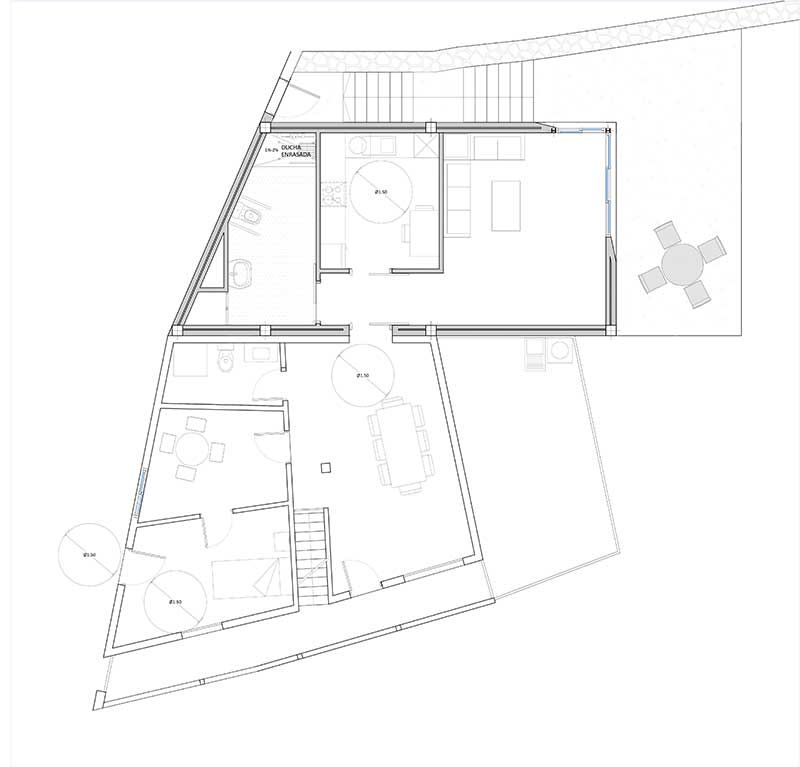 Plano arquitectónico de una construcción de distribución irregular, con habitaciones y paredes identificadas.