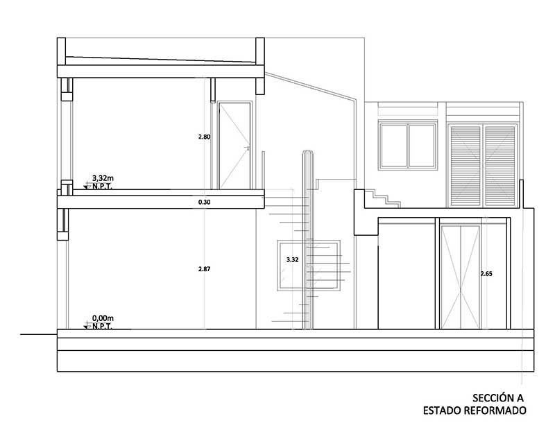 Dibujo arquitectónico en sección de un edificio de dos plantas con dimensiones y etiquetas.