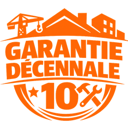 Une maison en construction avec une charpente de toit en bois apparente, un extérieur en pierre .