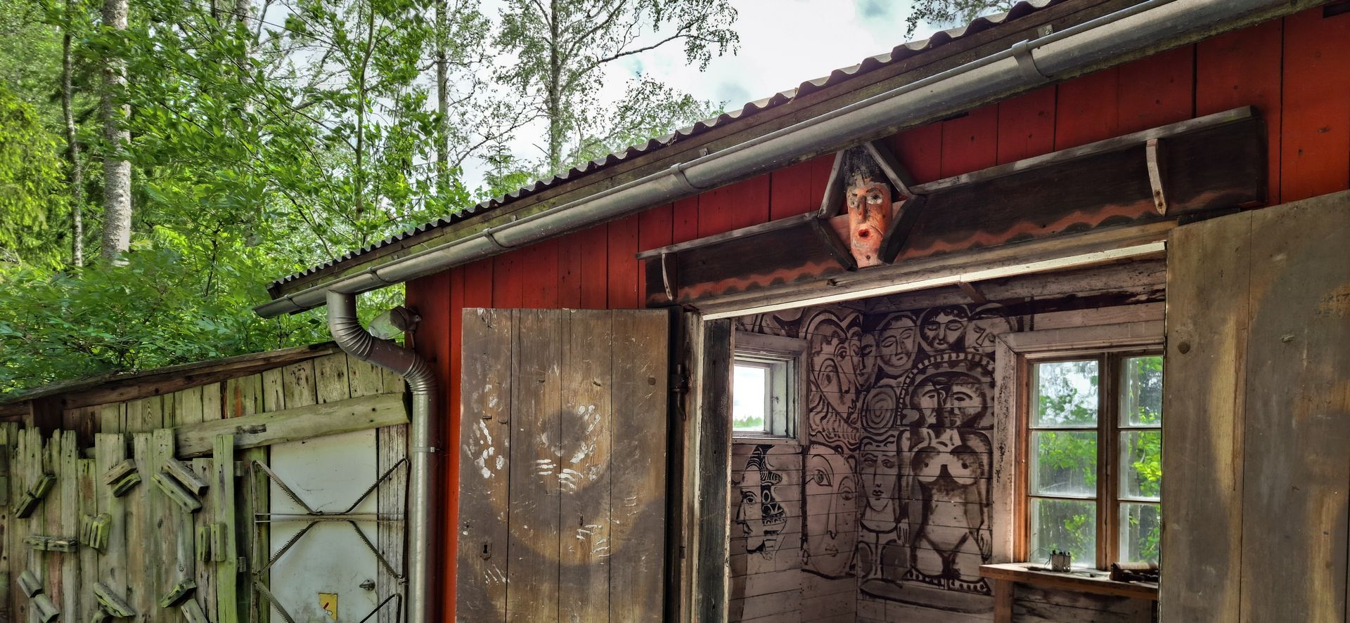 Sisäänkäynnin yhteydessä Alpon taidetta löytyy sekä ulko- että sisäseiniltä.