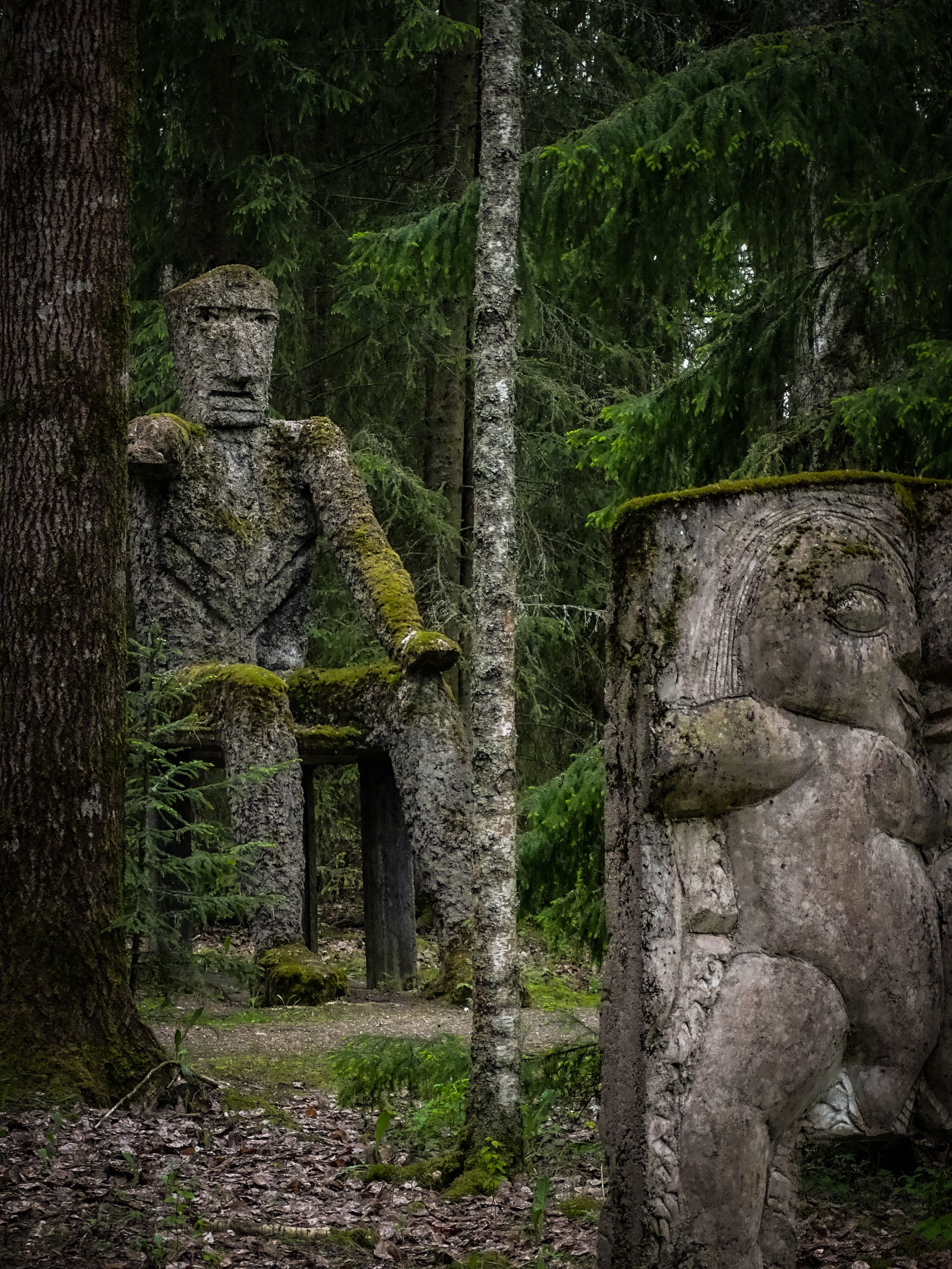 Patsaspuiston alueella taide elää luonnon mukana.