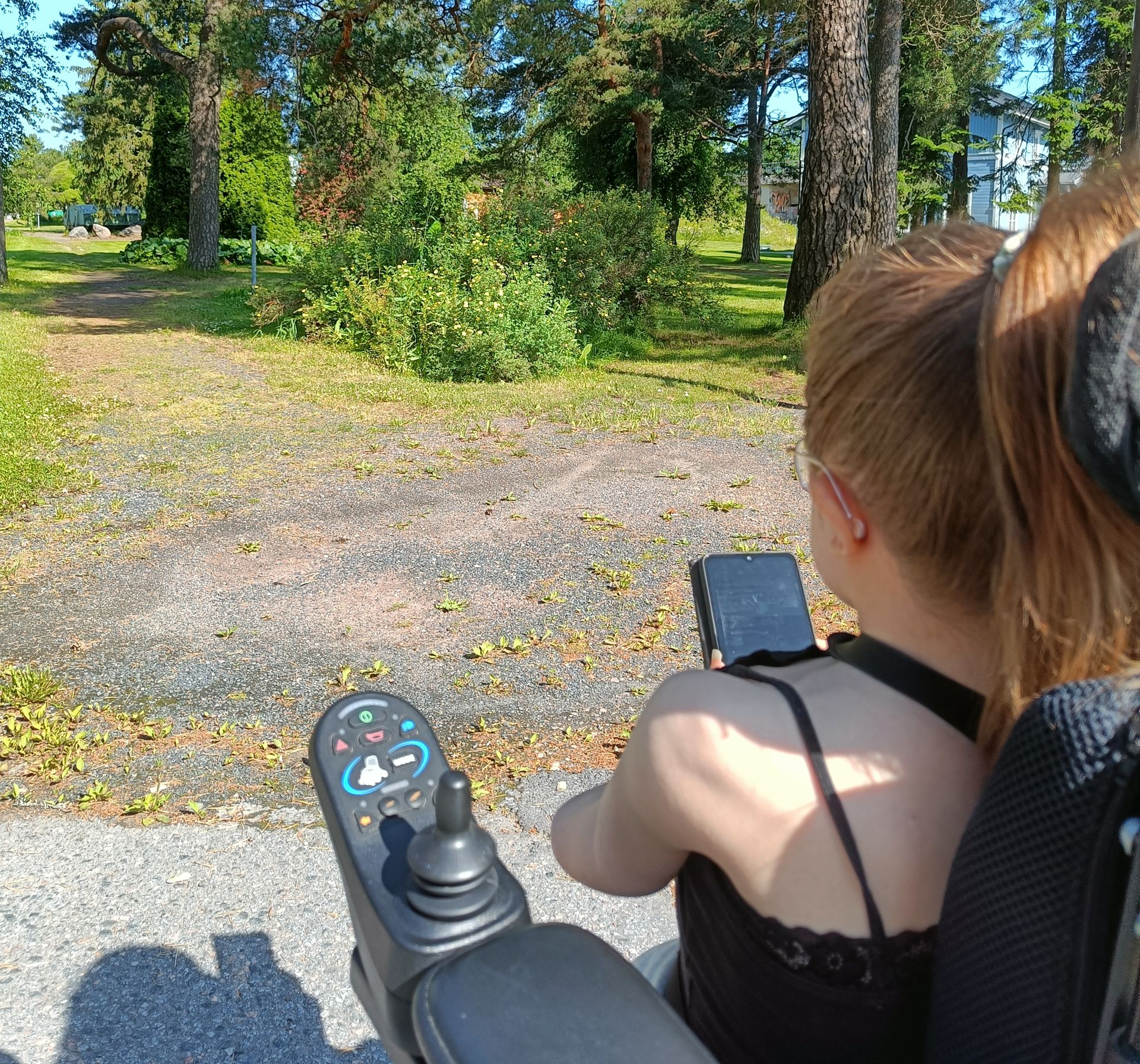 Monet Cityspotting kohteista ovat myös esteettömiä, kuvassa sähköpyörätuolia käyttävä spottaaja