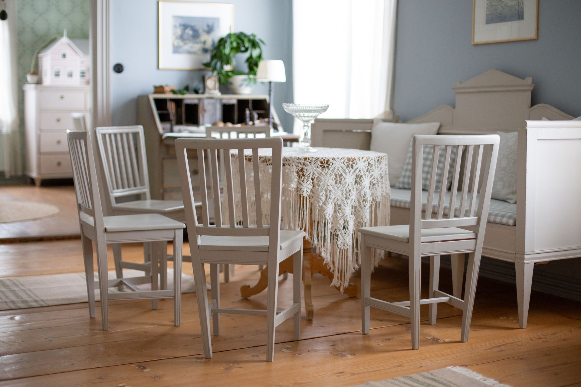 Kuva salista, jossa vaalean harmaa tuoli ja pöytäkalusto sekä vaalea vanhanaikainen talonpoikaissohva