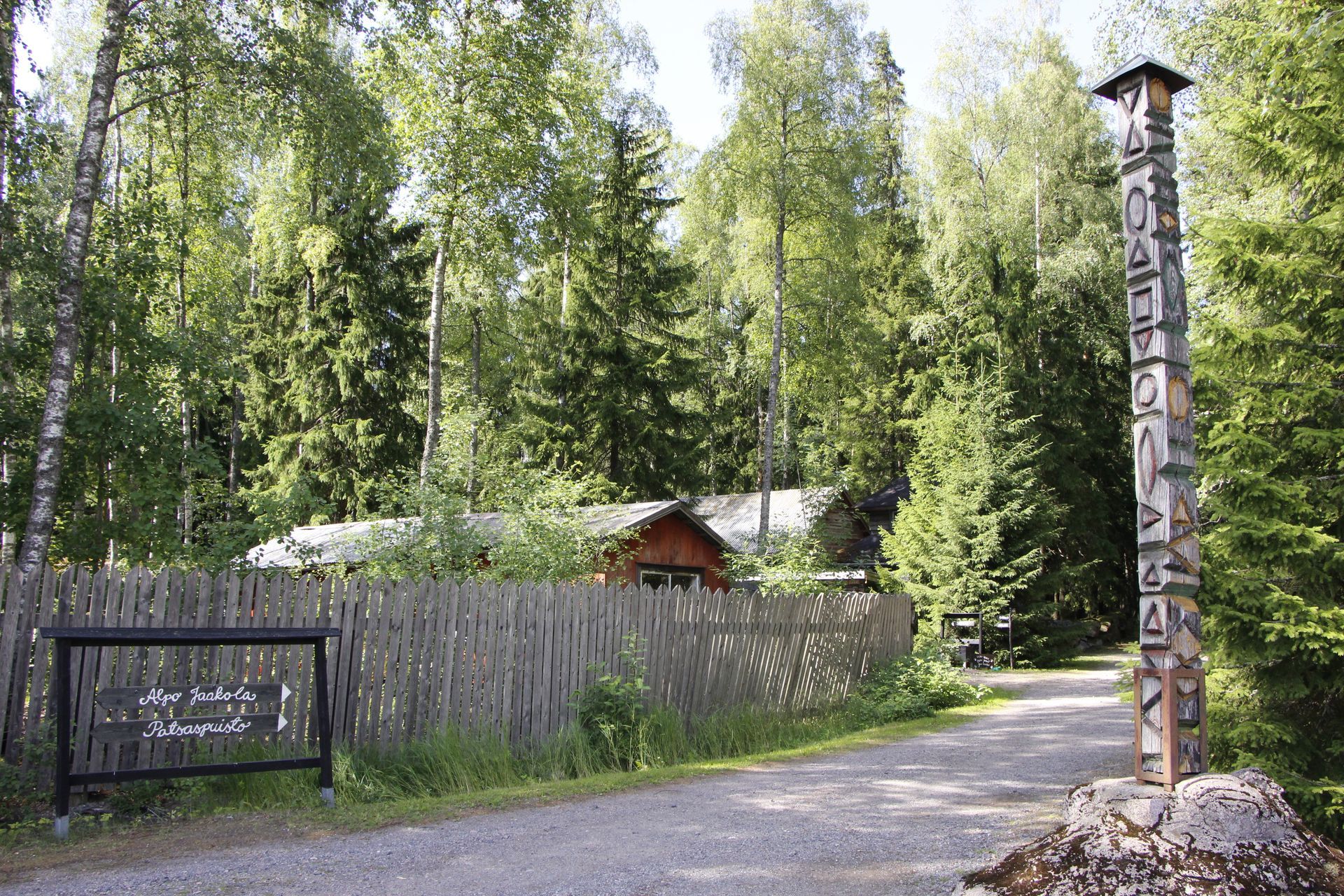Alpo Jaakolan patsaspuiston sisäänkäynti