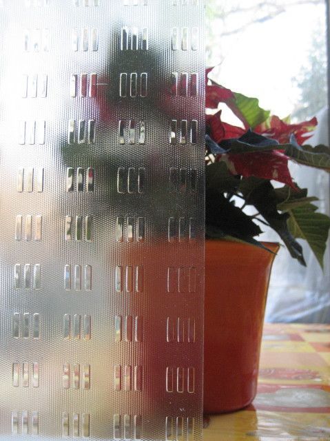 Glas mit Muster vor Blumentopf