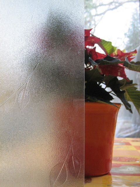 Milchiges Glas vor Blumentopf