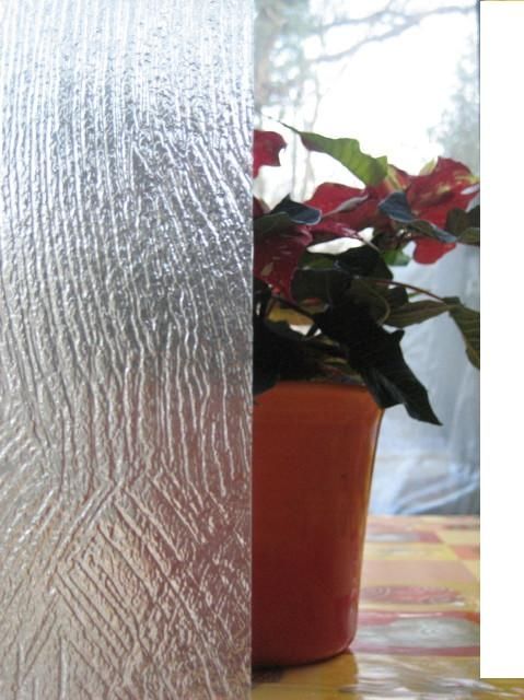 Glas mit gestricheltem Muster vor Blumentop