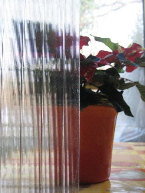 Blumentopf mit Milchglas