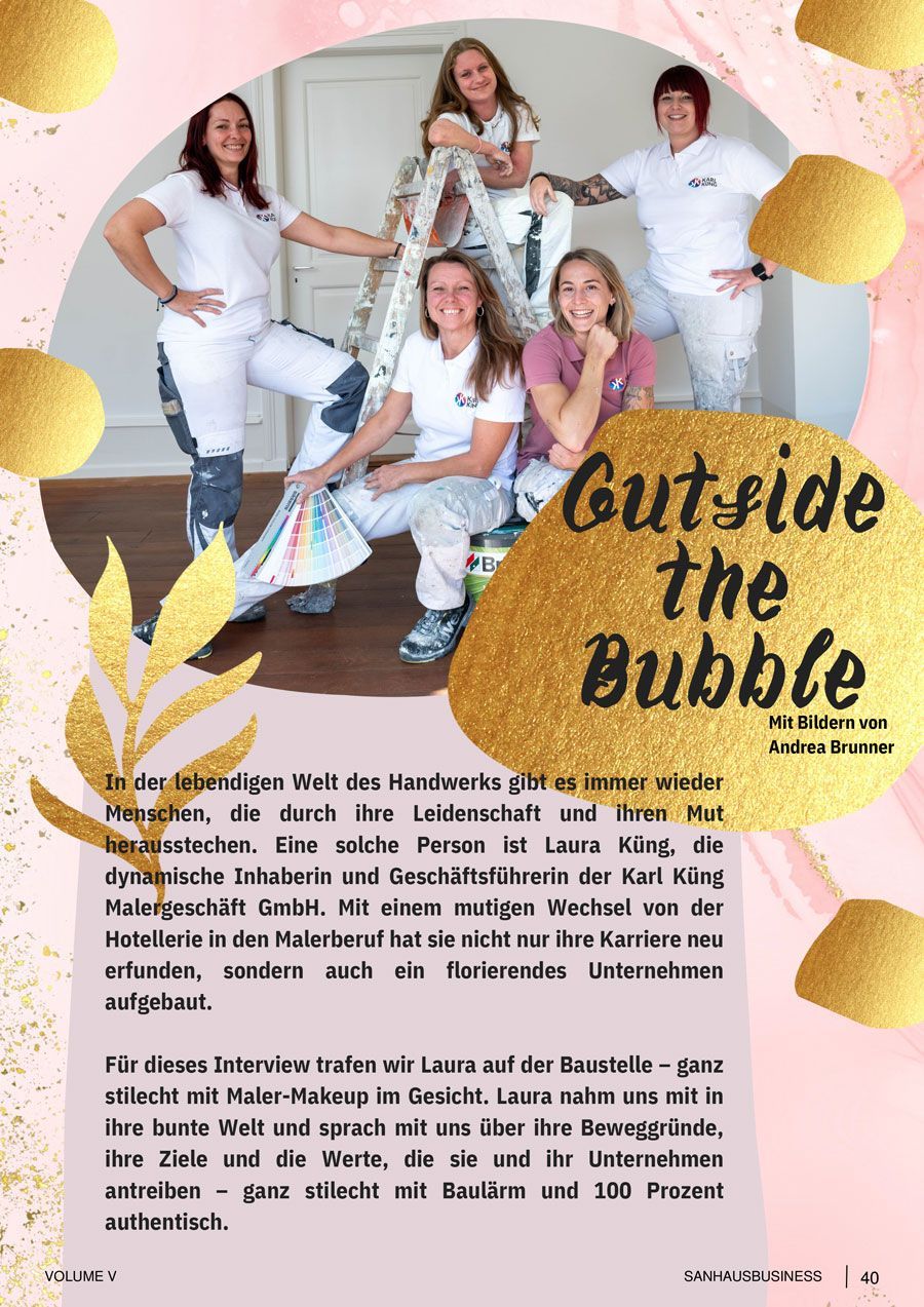 Eine Gruppe von Frauen steht nebeneinander vor einer Wand.