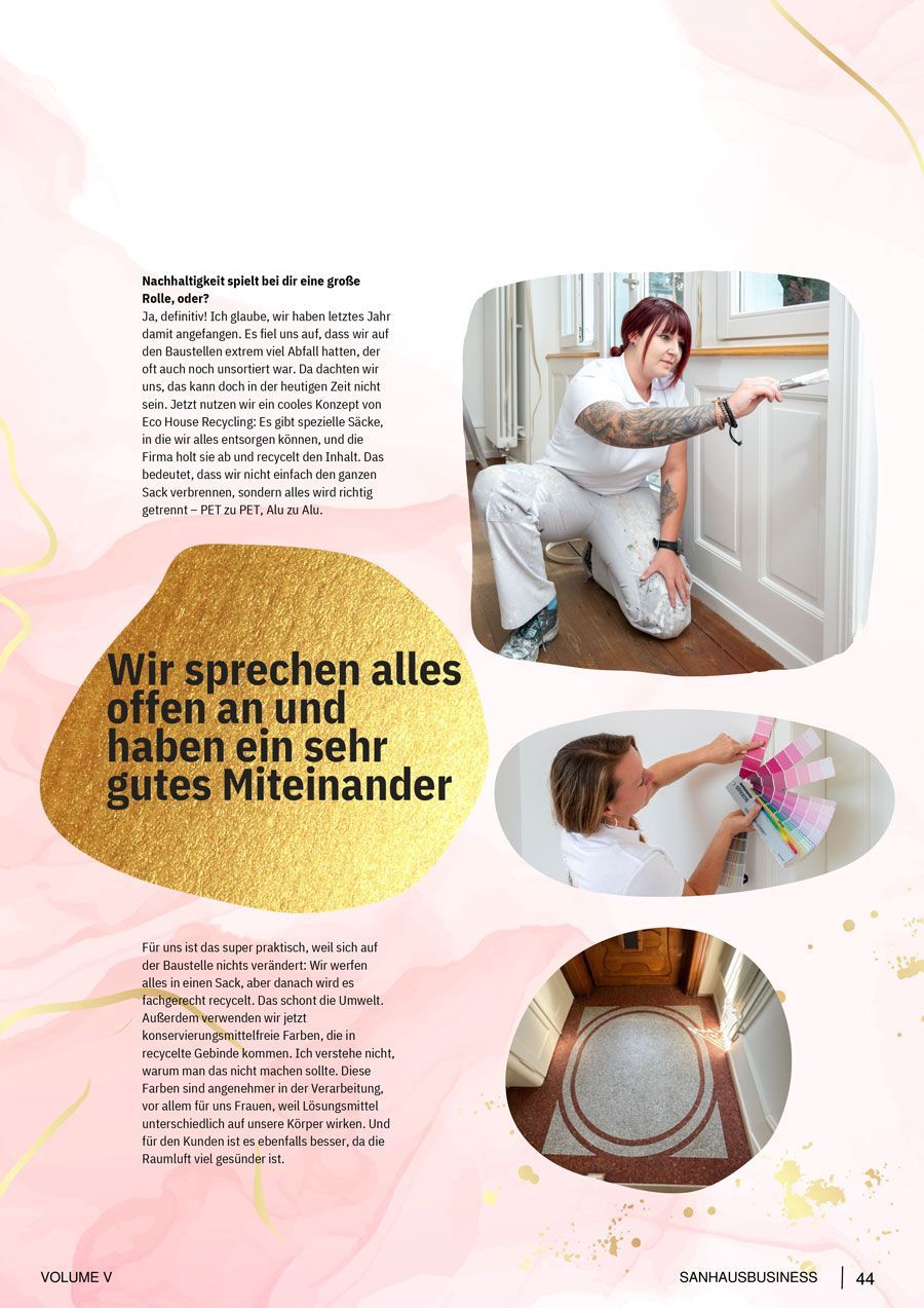 Eine Frau kniet nieder und streicht eine Wand in einem Zimmer.