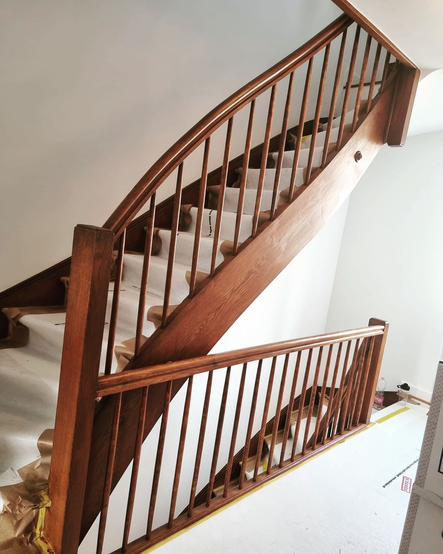 Eine Treppe mit einem Holzgeländer in einem Haus