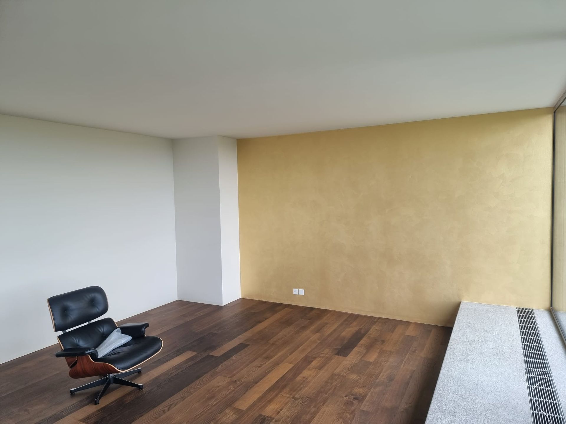 In der mitte des zimmers steht ein stuhl.