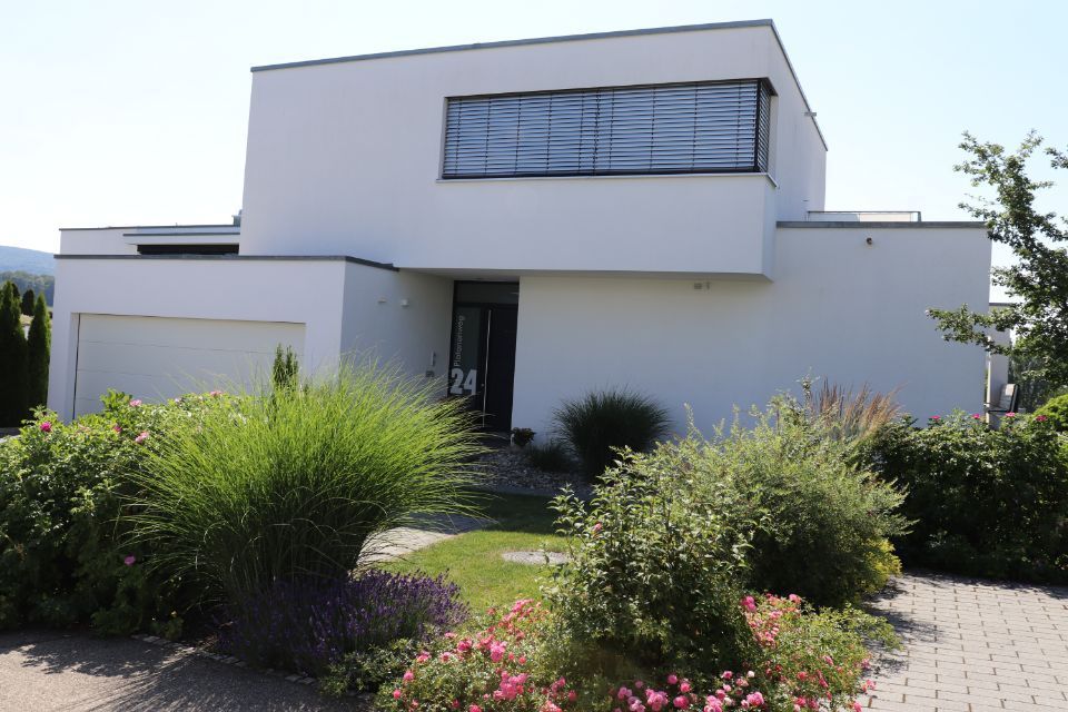 Ansicht von vorne klassisches Einfamilienhaus