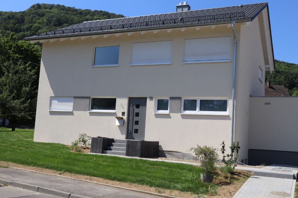 Ansicht von vorne klassisches Einfamilienhaus