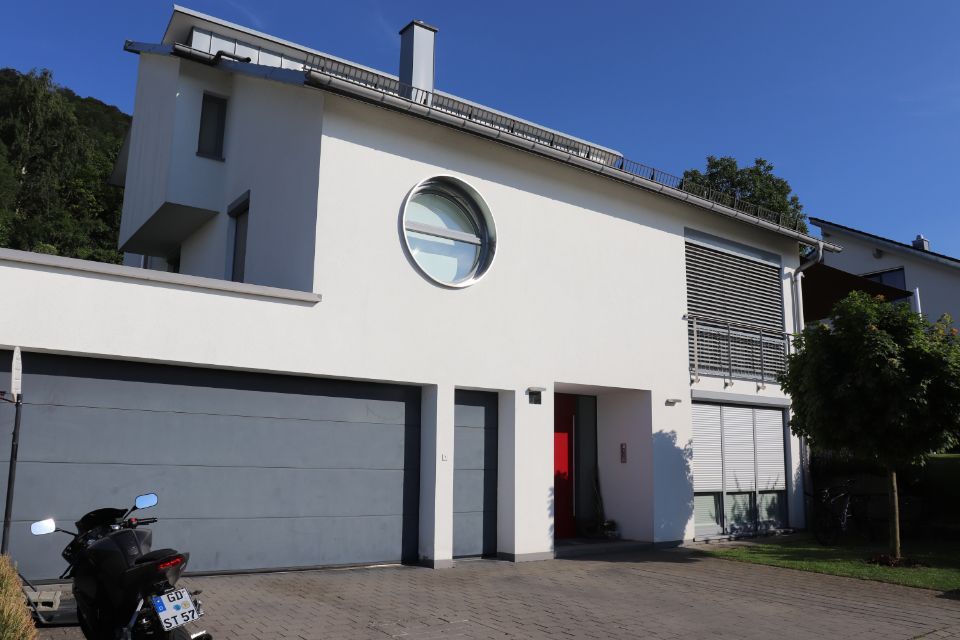 modernes Haus mit großer Garage