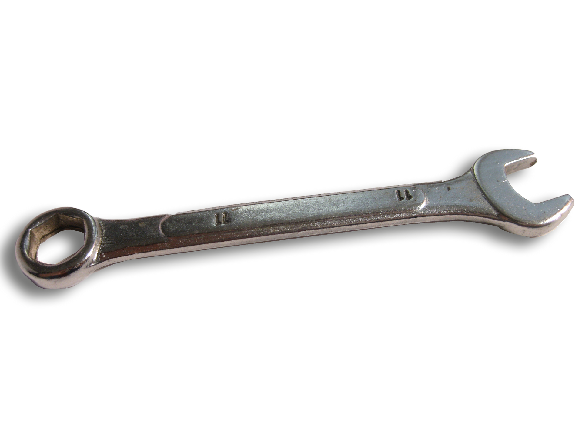 Clé mixte en métal avec une extrémité à anneau fermé et une extrémité à mâchoire ouverte sur fond blanc