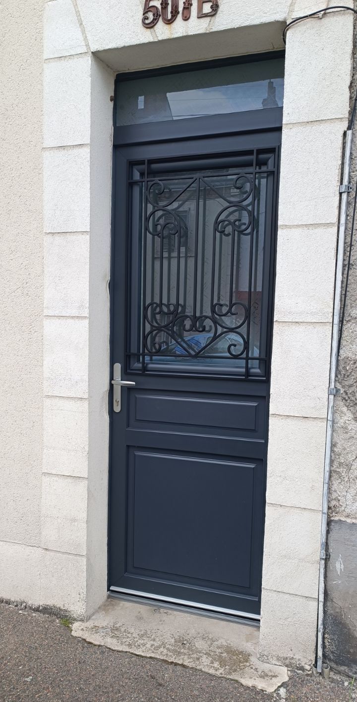 Pose de porte-d'entrée à Orléans