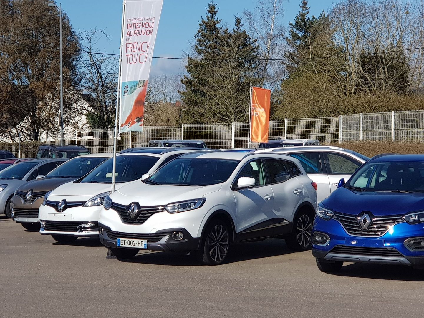 Parc de véhicules avec des voitures en exposition en extérieur