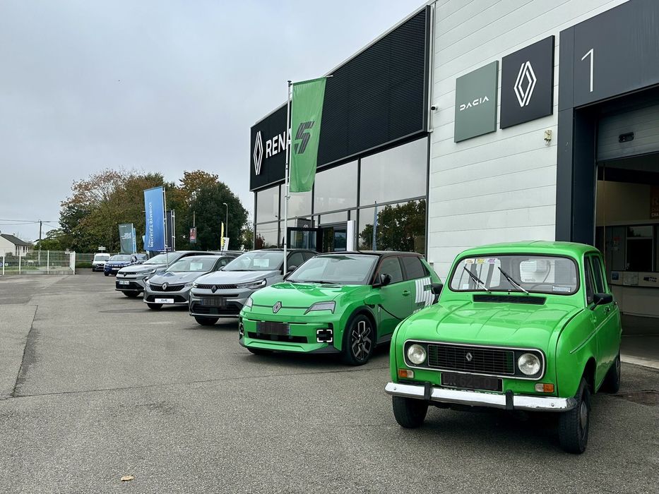 Main d'homme tendant la clé d'une voiture à une main de femme