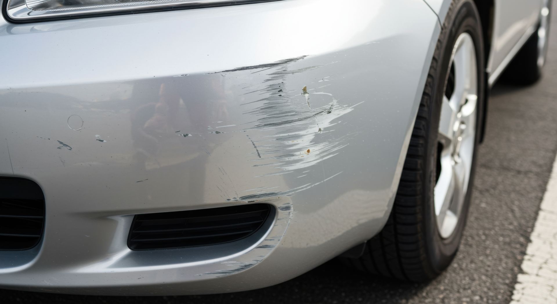 Carrosserie de voiture comportant des éraflures à l'avant du véhicule