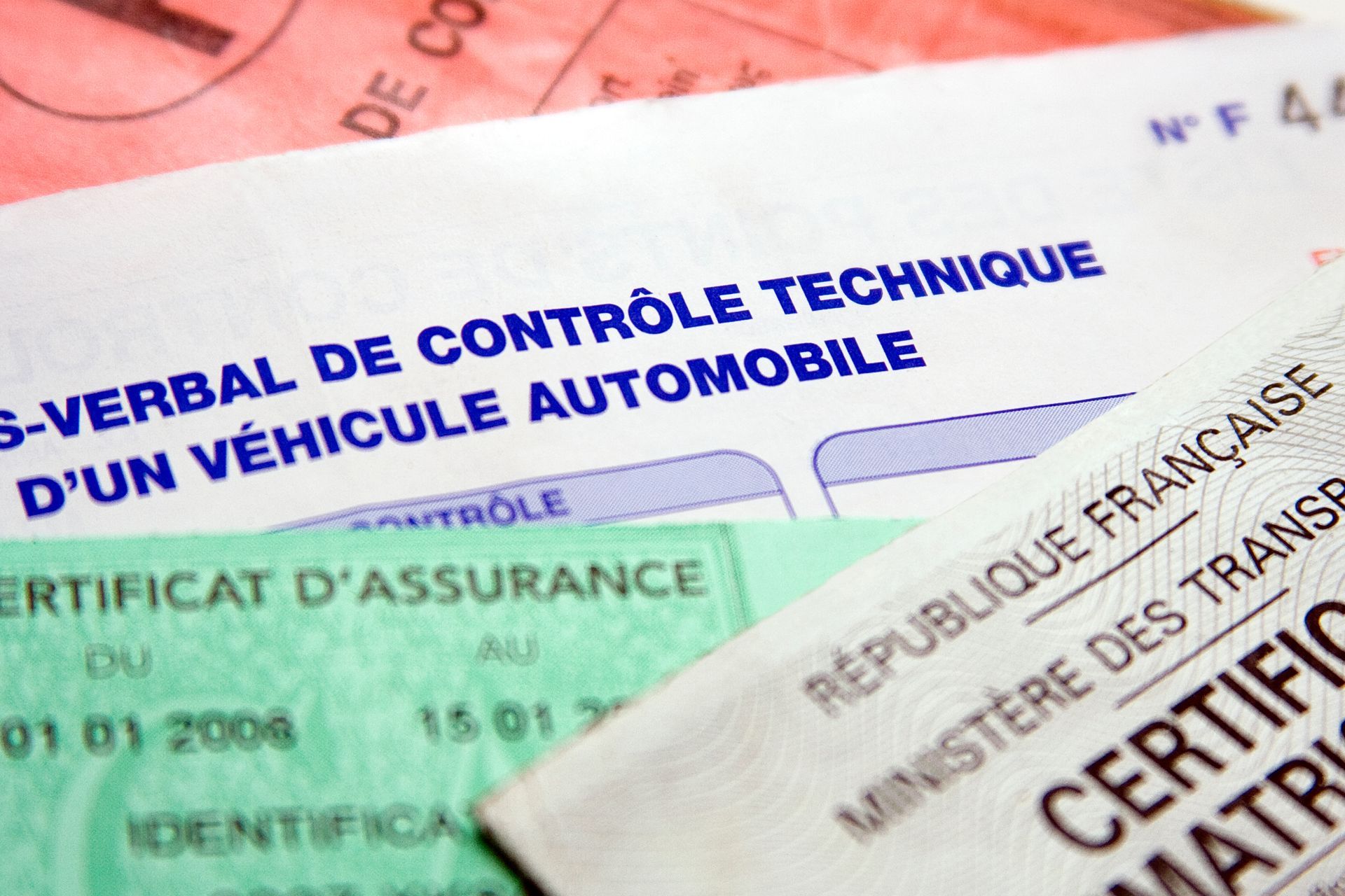Carte grise, certificat d'assurances et formulaire de contrôle technique