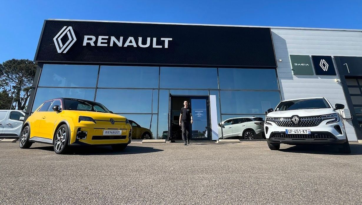 Accueil par le réceptionnaire du garage automobile