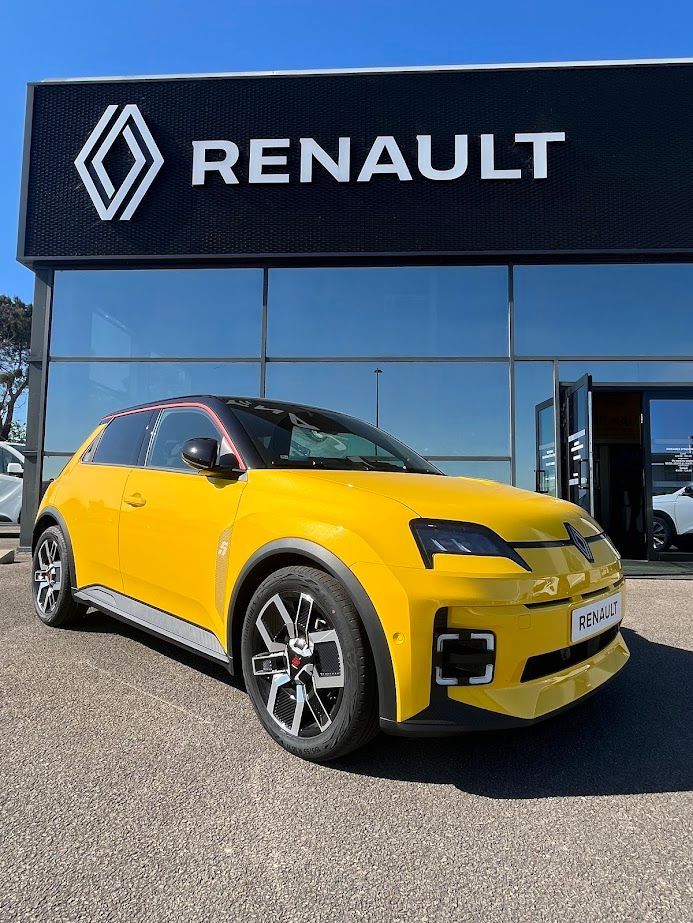 Devanture du garage automobile avec logo Renault et voiture jaune