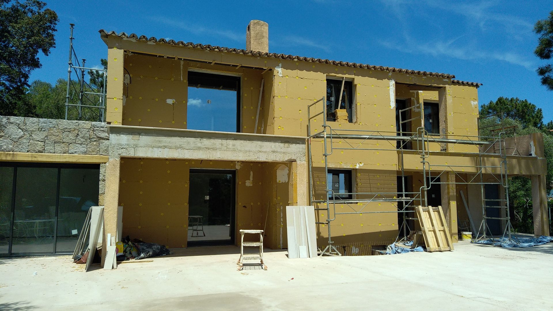 Pose de matériaux isolants sur une façade.