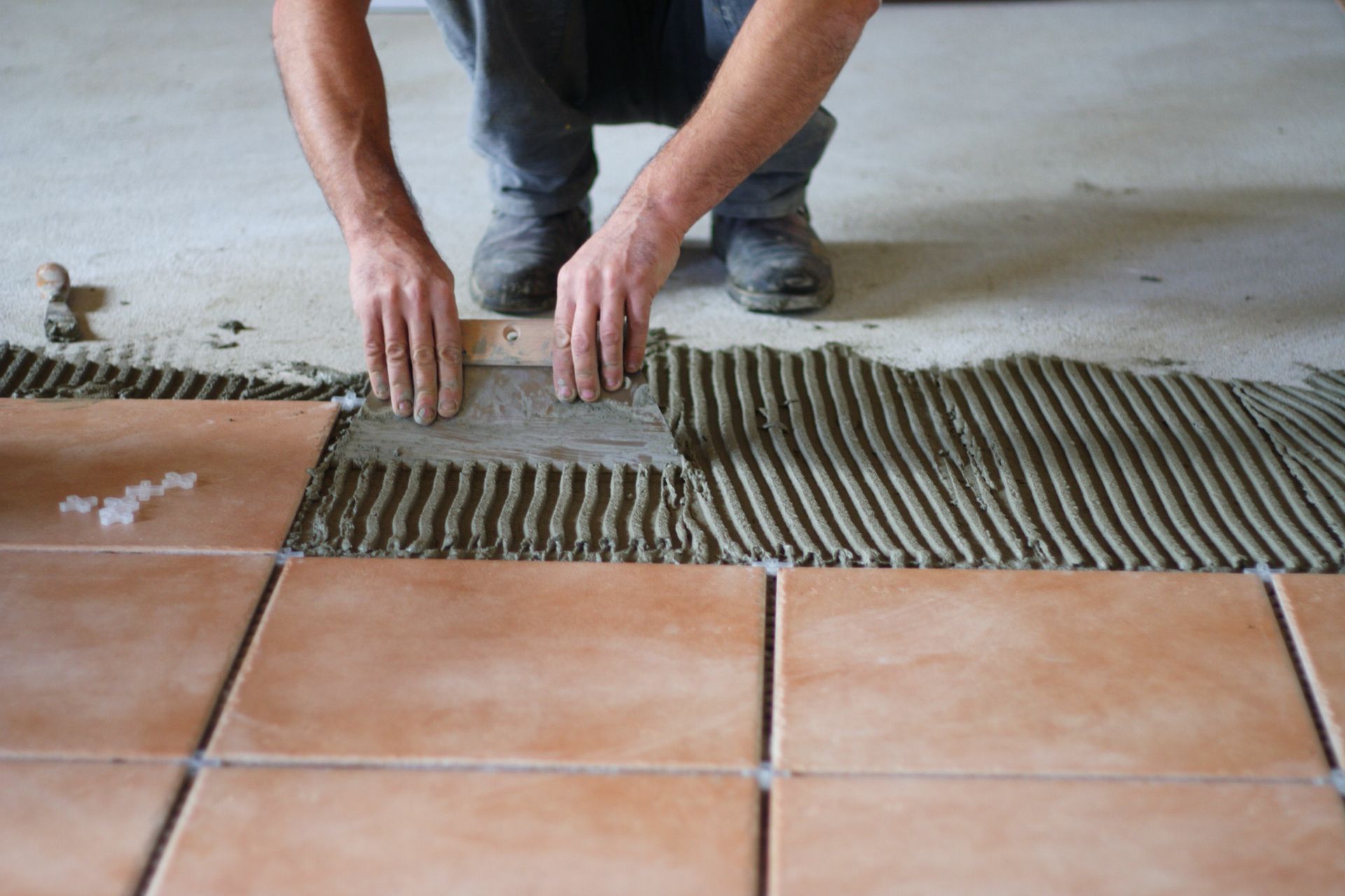 Pose de carrelage en grès.