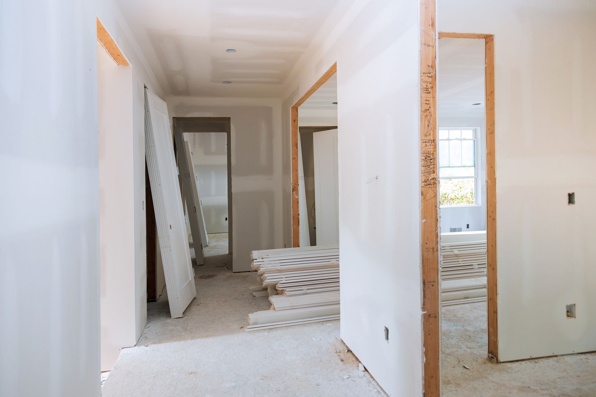 Pièce pendant les travaux de pose de cloisons