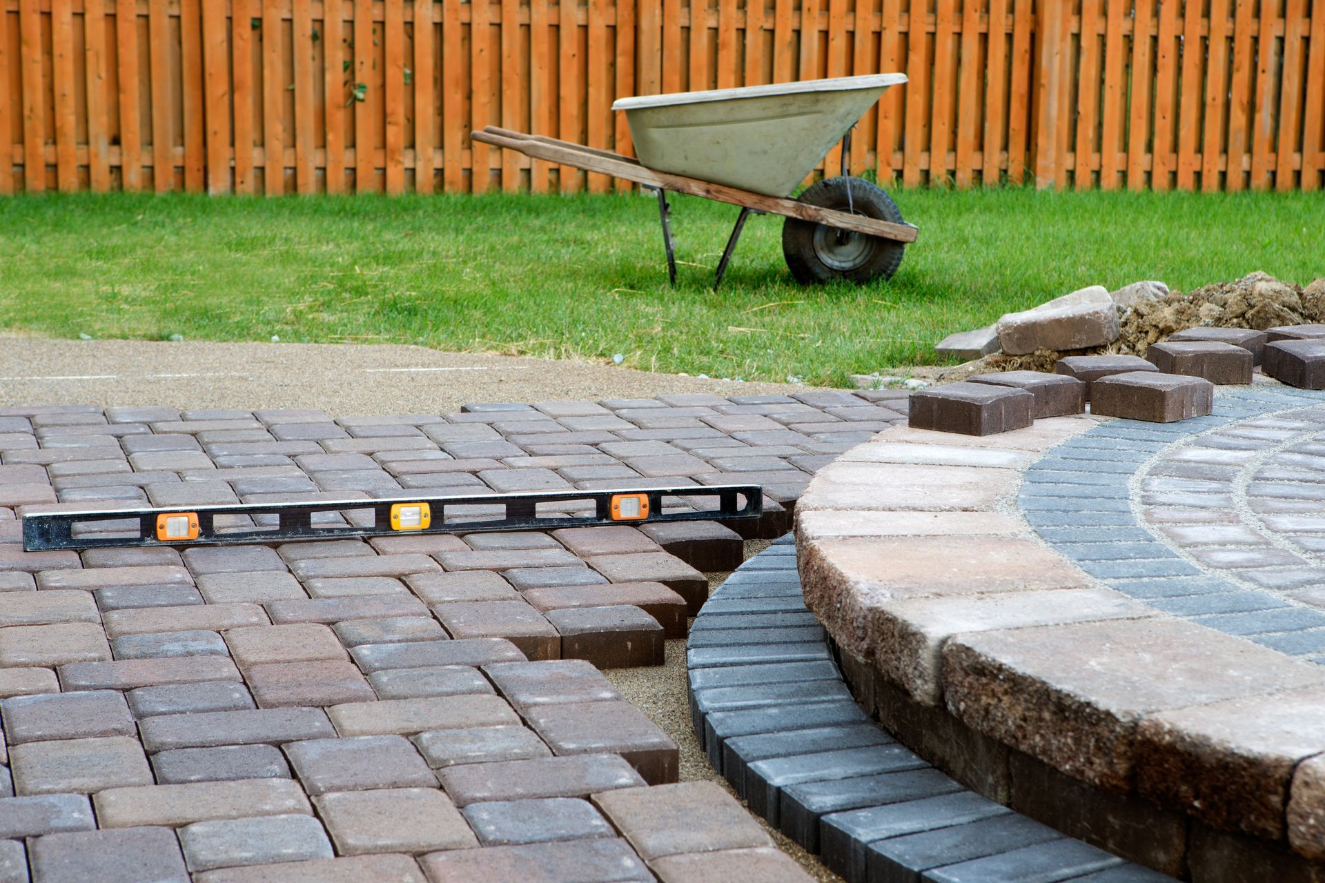 Construction de terrasse pavée.