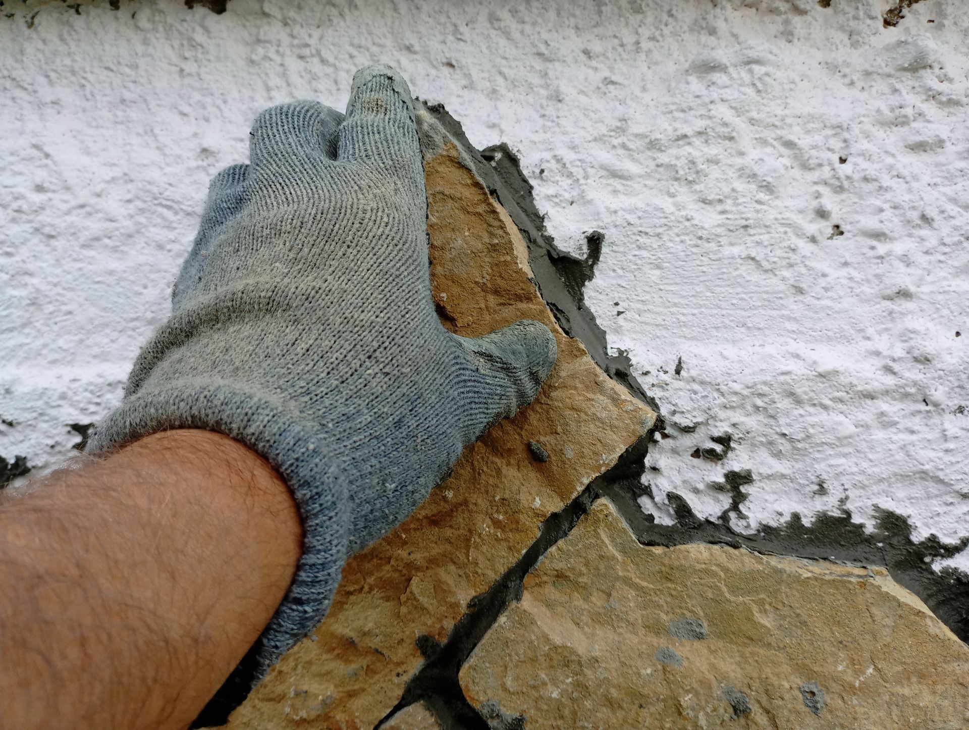 Habillage mur en pierre.