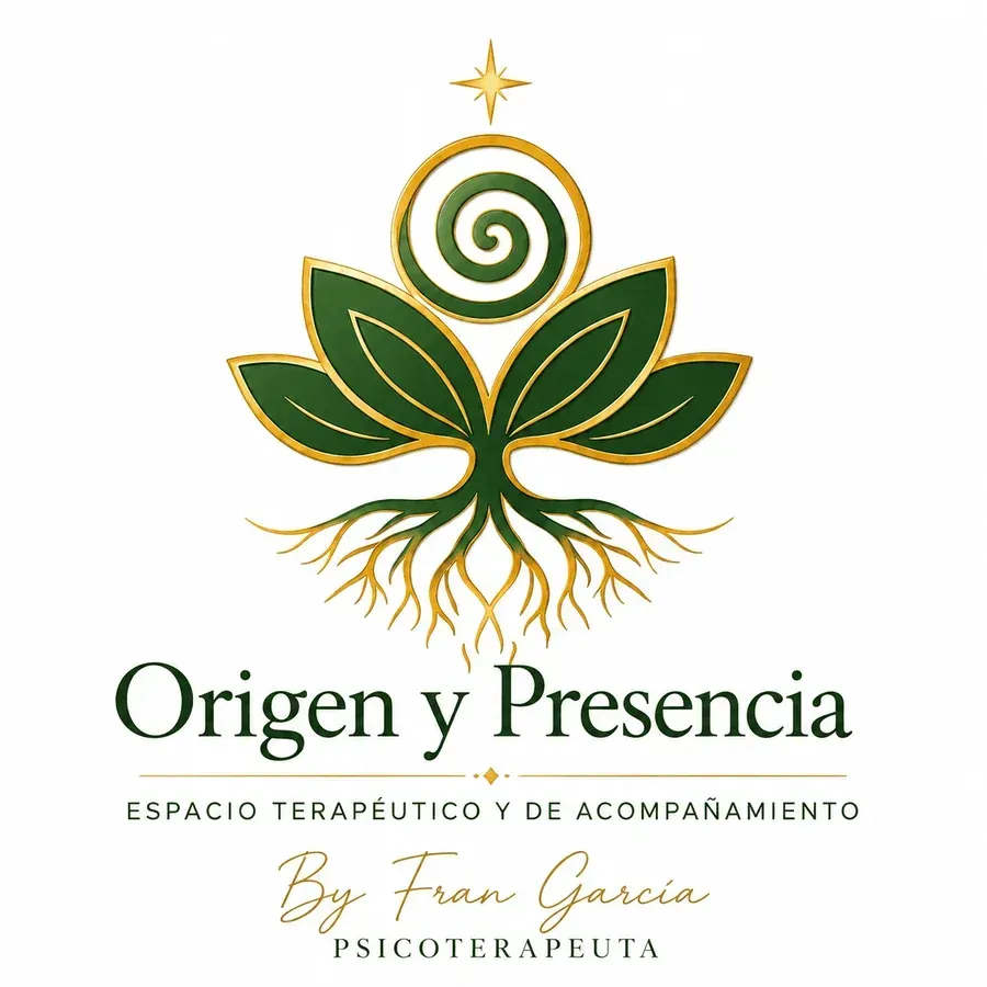 Logotipo de planta verde con sol en espiral y ra&iacute;ces sobre el texto &ldquo;Origen y Presencia&rdquo;.
