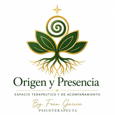 Logotipo de planta verde con sol en espiral y ra&iacute;ces sobre el texto &ldquo;Origen y Presencia&rdquo;.