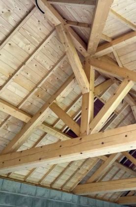 Charpente et chevrons en bois à l'intérieur d'un plafond de grenier non aménagé